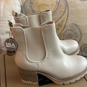 MIA Women's cream Ankle Boots with cute chunky heal size 9